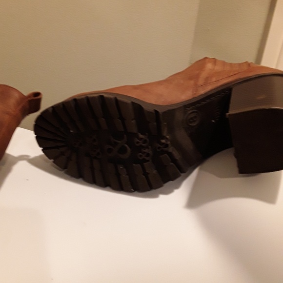 Shoes - Picture 3 of 4